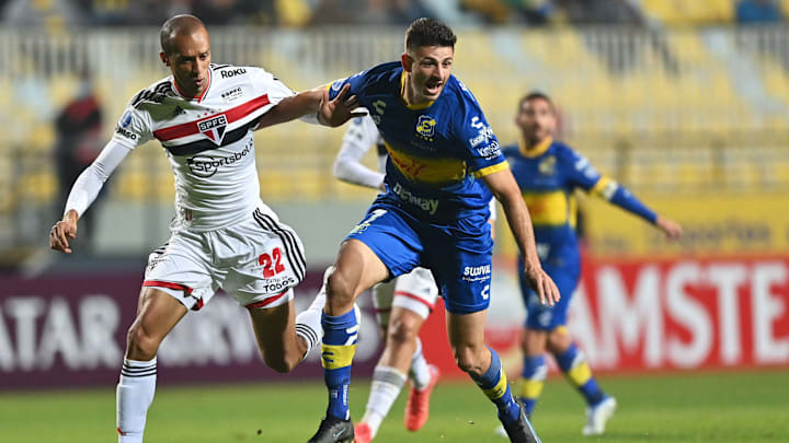 Miranda se envolveu no lance mais polêmico do jogo no Chile