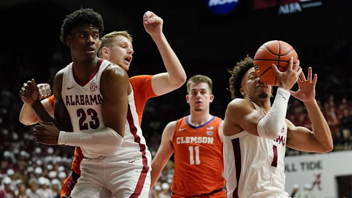 Nov 28, 2023; Tuscaloosa, Alabama, USA;  Alabama Crimson Tide guard Mark Sears (1) looses control of