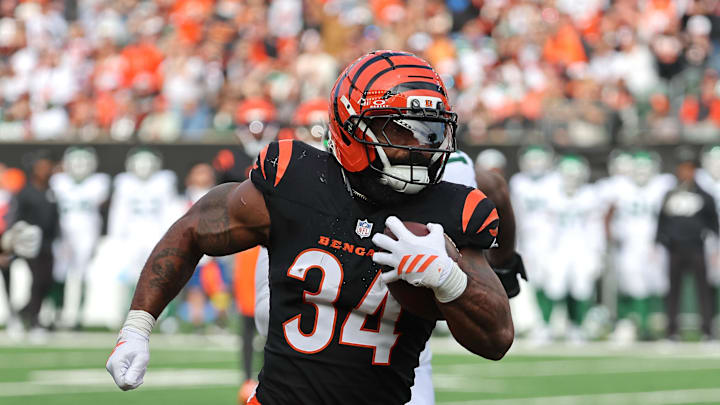 Oct 26, 2025; Cincinnati, Ohio, USA; Cincinnati Bengals running back Samaje Perine (34) runs with the ball during the third quarter against the New York Jets at Paycor Stadium. Mandatory Credit: Joseph Maiorana-Imagn Images Oct 26, 2025; Cincinnati, Ohio, USA; Cincinnati Bengals running back Samaje Perine (34) runs with the ball during the third quarter against the New York Jets at Paycor Stadium. Mandatory Credit: Joseph Maiorana-Imagn Images