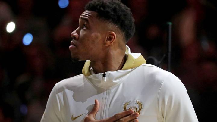  Oct. 19, 2021; Milwaukee, WI, USA; Milwaukee Bucks forward Giannis Antetokounmpo (34) watches as the the Milwaukee Bucks' 2021 championship banner is unveiled with his Championship ring during Milwaukee Bucks ring ceremony; Mand atory credit: Mike De Sisti-USA TODAY NETWORK via Imagn Images 

