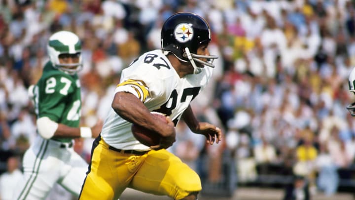 Pittsburgh Steelers receiver Roy Jefferson (87) carries the ball against the Philadelphia Eagles at Franklin Field.