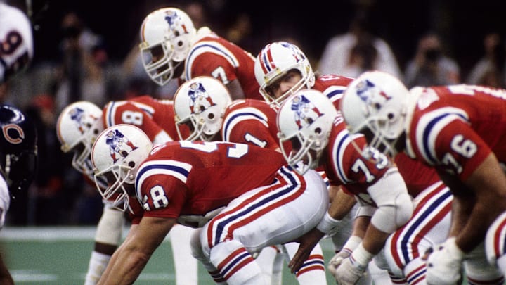 Jan 26, 1986; New Orleans, LA, USA; FILE PHOTO; New England Patriots quarterback Tony Eason (11) lined up under center Pete Brock (58) against the Chicago Bears during Super Bowl XX at the Superdome. The Bears defeated the Patriots 46-10. Mandatory Credit: Manny Rubio-Imagn Images Jan 26, 1986; New Orleans, LA, USA; FILE PHOTO; New England Patriots quarterback Tony Eason (11) lined up under center Pete Brock (58) against the Chicago Bears during Super Bowl XX at the Superdome. The Bears defeated the Patriots 46-10. Mandatory Credit: Manny Rubio-Imagn Images