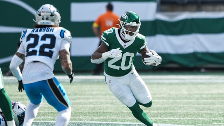 Oct 19, 2025; East Rutherford, New Jersey, USA; New York Jets running back Breece Hall (20) runs with the ball in the first quarter against the Carolina Panthers at MetLife Stadium. Mandatory Credit: Robert Deutsch-Imagn Images Oct 19, 2025; East Rutherford, New Jersey, USA; New York Jets running back Breece Hall (20) runs with the ball in the first quarter against the Carolina Panthers at MetLife Stadium. Mandatory Credit: Robert Deutsch-Imagn Images