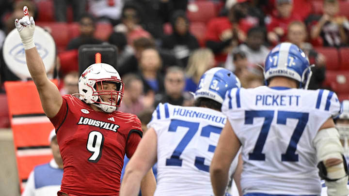 Ngày 28 tháng 10 năm 2023; Louisville, Kentucky, Hoa Kỳ; Cầu thủ phòng ngự Ashton Gillotte (9) của Louisville Cardinals ăn mừng sau khi hạ gục tiền vệ Riley Leonard (13) của Duke Blue Devils trong hiệp thứ hai tại Sân vận động L&N Federal Credit Union. Tín dụng bắt buộc: Jamie Rhodes-Imagn Images