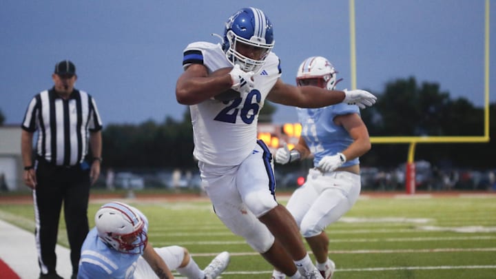 Washburn Rural tries to stay in bounds against Shawnee Heights during the first half of the game at Shawnee Heights High School on Sept. 5, 2025. Mandatory Credit: Evert Nelson-The Capital-Journal/USA Today Network via Imagn Images