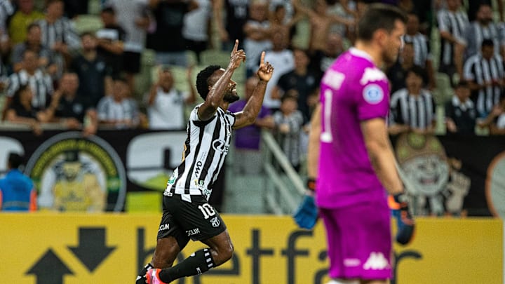 Mendoza marcou dois e ajudou a construir o placar mais elástico do Vozão em competições internacionais