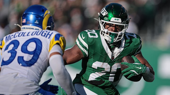 New York Jets running back Breece Hall (20) carries the ball asLos Angeles Rams safety Jaylen McCollough (39) pursues during the first half at MetLife Stadium. 