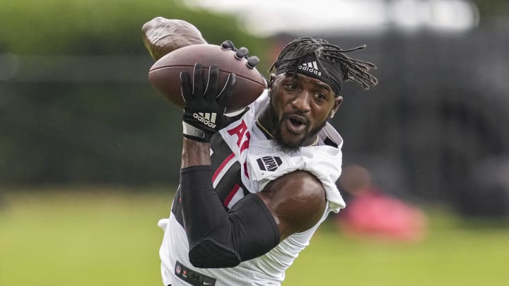 Former Atlanta Falcons wide receiver Frank Darby signed a contract with the San Francisco 49ers. Former Atlanta Falcons wide receiver Frank Darby signed a contract with the San Francisco 49ers.
