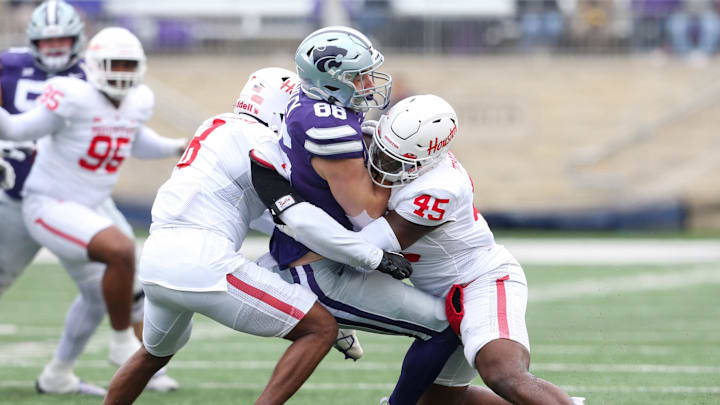 Oct 28, 2023; Manhattan, Kansas, USA; Kansas State Wildcats tight end Garrett Oakley (86) is tackled by Houston Cougars defensive lineman Nadame Tucker (45) and linebacker Malik Robinson (8) during the second quarter at Bill Snyder Family Football Stadium. Mandatory Credit: Scott Sewell-Imagn Images Oct 28, 2023; Manhattan, Kansas, USA; Kansas State Wildcats tight end Garrett Oakley (86) is tackled by Houston Cougars defensive lineman Nadame Tucker (45) and linebacker Malik Robinson (8) during the second quarter at Bill Snyder Family Football Stadium. Mandatory Credit: Scott Sewell-Imagn Images