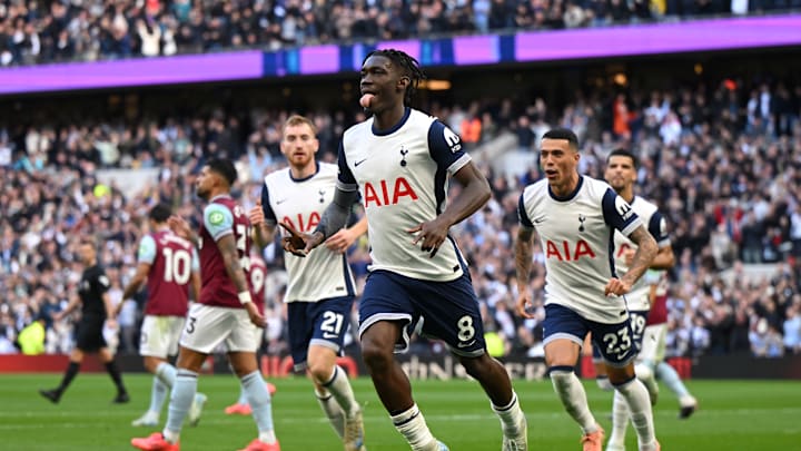 Spurs players celebrate against West Ham United 