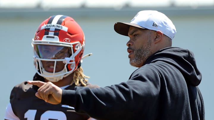 Cleveland Browns running backs coach Duce Staley works with running back Quinshon Judkins (10) during day two of NFL rookie minicamp at the Cleveland Browns training facility on Saturday, May 10, 2025, in Berea, Ohio.