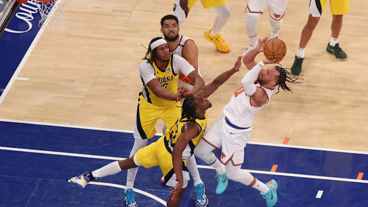 New York Knicks guard Jalen Brunson shoots against Indiana Pacers forward Aaron Nesmith. Mandatory Credit: Vincent Carchietta-Imagn Images