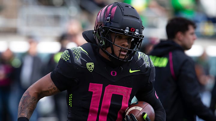 Oregon inside linebacker Justin Flowe warms up as the Oregon Ducks take on the UCLA Bruins Saturday, Oct. 22, 2022, at Autzen Stadium in Eugene, Ore.