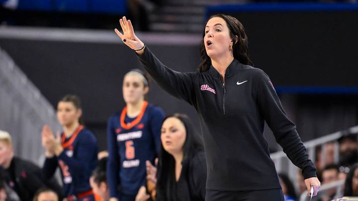 Feb 20, 2025; Los Angeles, California, USA; Illinois Fighting Illini head coach Shauna Green during the second quarter against the UCLA Bruins at Pauley Pavilion presented by Wescom. Mandatory Credit: Robert Hanashiro-Imagn Images Feb 20, 2025; Los Angeles, California, USA; Illinois Fighting Illini head coach Shauna Green during the second quarter against the UCLA Bruins at Pauley Pavilion presented by Wescom. Mandatory Credit: Robert Hanashiro-Imagn Images