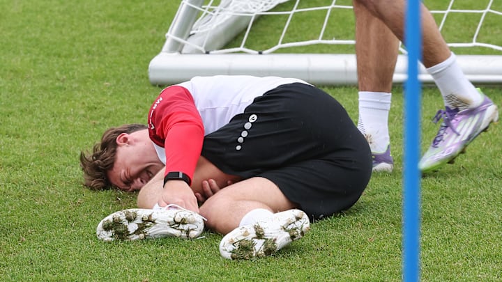 Angelo Stiller verletzt am Boden