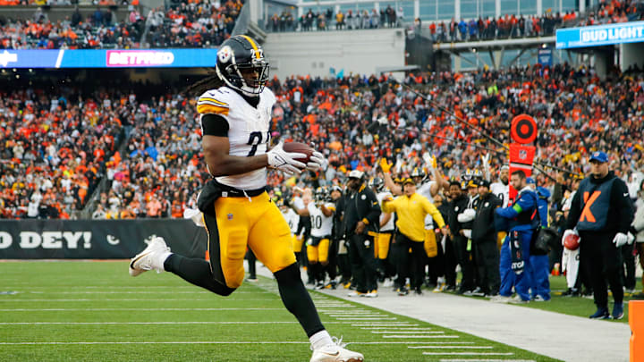 Nov 26, 2023; Cincinnati, Ohio, USA;  Pittsburgh Steelers running back Najee Harris (22) runs