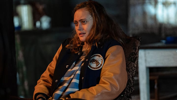 Ella Purnell as Teen Jackie in YELLOWJACKETS, “Sic Transit Gloria Mundi”. 