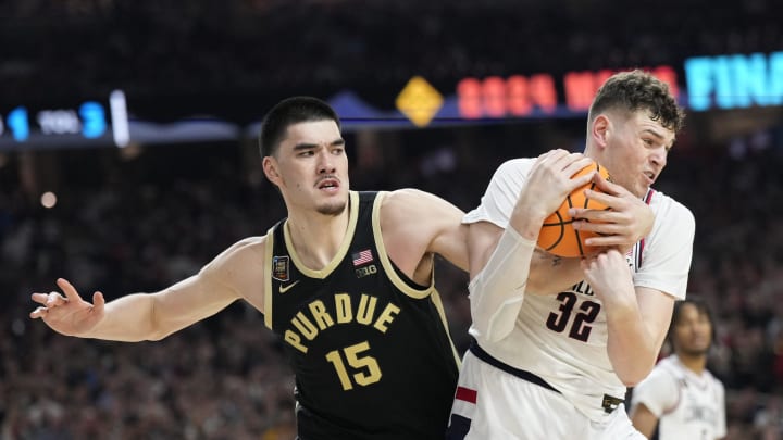 Purdue Boilermakers center Zach Edey (15) reaches in on Connecticut Huskies center Donovan Clingan (32) during the Men's NCAA national championship game at State Farm Stadium in Glendale on April 8, 2024.