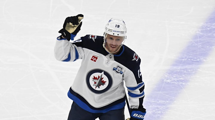 Jonathan Toews received a warm welcome from Blackhawks fans at the United Center.