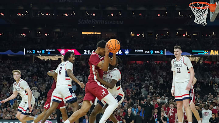 Apr 6, 2024; Glendale, AZ, USA; Alabama Crimson Tide guard Rylan Griffen (3) elbows Connecticut Apr 6, 2024; Glendale, AZ, USA; Alabama Crimson Tide guard Rylan Griffen (3) elbows Connecticut