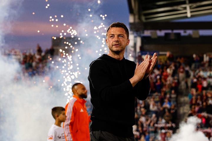 แมตต์ เวลส์ ปรบมือให้แฟนบอล