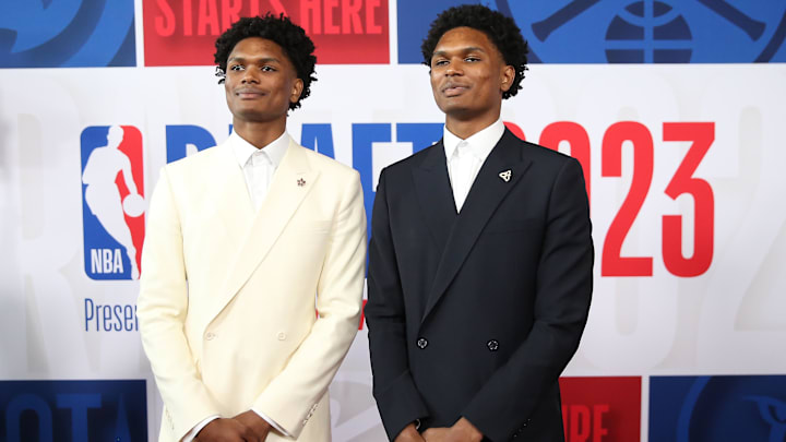 Amen Thompson (L) and Ausar Thompson (R) arrive for the first round.