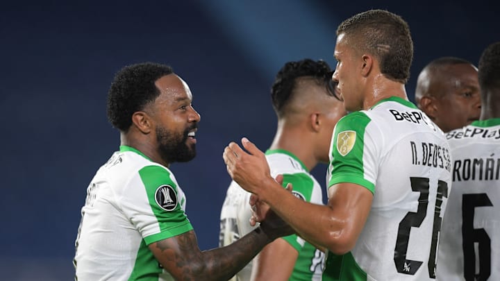Jugadores de Atlético Nacional celebran un gol.