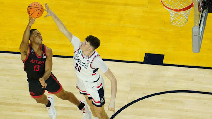 Connecticut Huskies center Donovan Clingan (32)