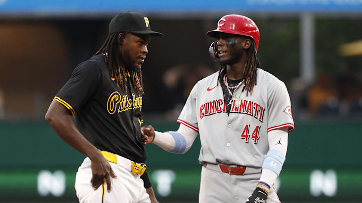 Pittsburgh Pirates shortstop Oneil Cruz (15) and Cincinnati Reds shortstop Elly De La Cruz (44) talk at second base