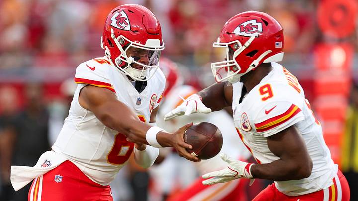 Aug 22, 2026; Tampa, Florida, USA; Kansas City Chiefs quarterback Justin Fields (6) hands off to running back Kenneth Walker III (9) against the Tampa Bay Buccaneers in the first quarter during a preseason game at Raymond James Stadium. Aug 22, 2026; Tampa, Florida, USA; Kansas City Chiefs quarterback Justin Fields (6) hands off to running back Kenneth Walker III (9) against the Tampa Bay Buccaneers in the first quarter during a preseason game at Raymond James Stadium.