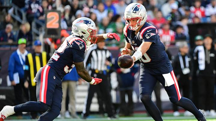 Oct 18, 2026; Foxborough, Massachusetts, USA; New England Patriots quarterback Drake Maye (10) hands the ball off to running back Treveyon Henderson (32) during the second half against the New York Jets at Gillette Stadium. Mandatory Credit: Bob DeChiara-Imagn Images Oct 18, 2026; Foxborough, Massachusetts, USA; New England Patriots quarterback Drake Maye (10) hands the ball off to running back Treveyon Henderson (32) during the second half against the New York Jets at Gillette Stadium. Mandatory Credit: Bob DeChiara-Imagn Images