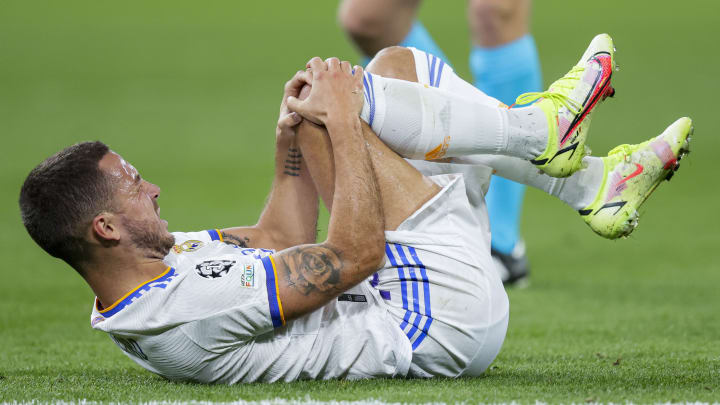 Ein Bild mit Symbolwert: Hazard im weißen Trikot von Real - und am Boden! Ein Bild mit Symbolwert: Hazard im weißen Trikot von Real - und am Boden!