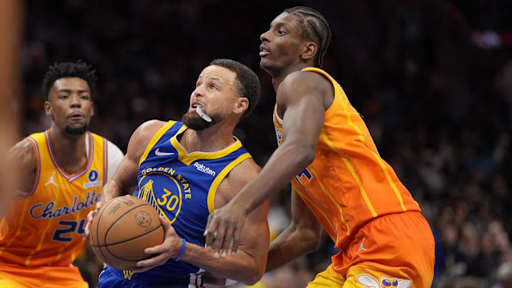 Golden State Warriors guard Stephen Curry (30) goes to the basket defended by Charlotte Hornets forward Moussa Diabate 