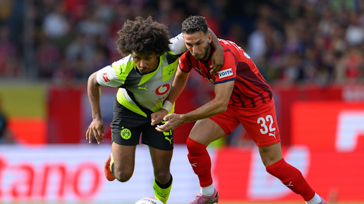 Leart Pacarada (r.) im Zweikampf mit Karim Adeyemi