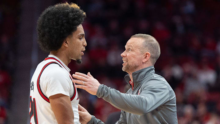 Louisville Cardinals head coach Pat Kelsey talks to Chucky Hepburn (24) during their game against the UTEP Miners on Wednesday, Dec. 11, 2024 at the KFC Yum! Center in Louisville, Ky.