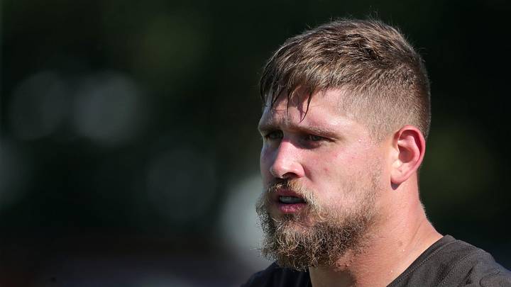 Cleveland Browns guard Wyatt Teller (77) heads back inside after NFL training camp practice at the Cleveland Browns training facility, Wednesday, July 23, 2025, in Berea, Ohio.