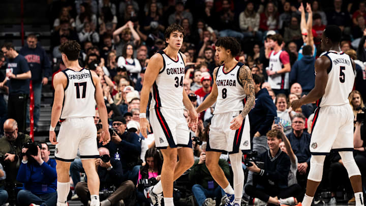 Gonzaga Bulldogs Braden Huff (34) and Jalen Warley (8).