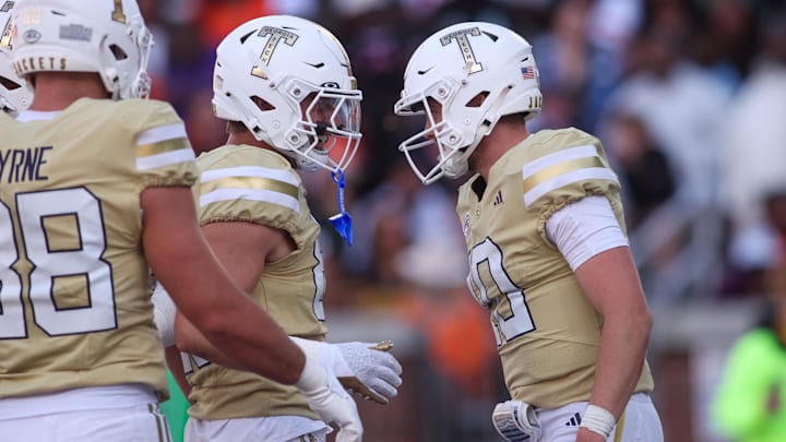Oct 25, 2025; Atlanta, Georgia, USA; Georgia Tech Yellow Jackets quarterback Haynes King (10) celebrates with teammates after a touchdown against the Syracuse Orange in the fourth quarter at Bobby Dodd Stadium at Hyundai Field. Mandatory Credit: Brett Davis-Imagn Images Oct 25, 2025; Atlanta, Georgia, USA; Georgia Tech Yellow Jackets quarterback Haynes King (10) celebrates with teammates after a touchdown against the Syracuse Orange in the fourth quarter at Bobby Dodd Stadium at Hyundai Field. Mandatory Credit: Brett Davis-Imagn Images