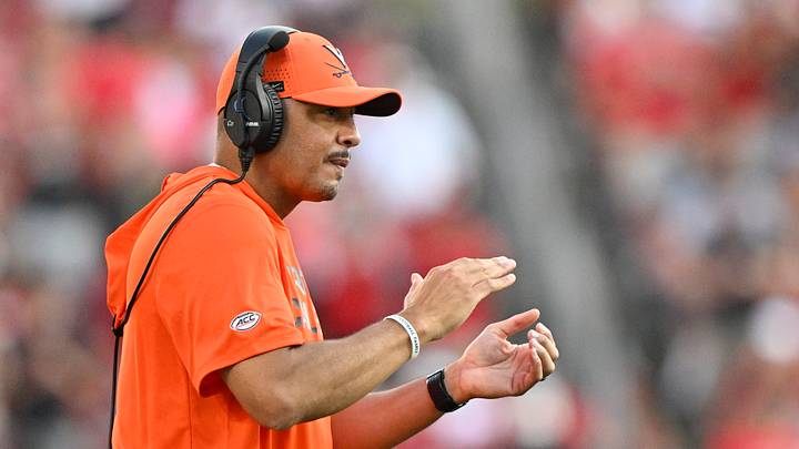 Oct 4, 2025; Louisville, Kentucky, USA; Virginia Cavaliers head coach Tony Elliott reacts during the second half against the Louisville Cardinals at L&N Federal Credit Union Stadium. Virginia defeated Louisville 30-27. Mandatory Credit: Jamie Rhodes-Imagn Images Oct 4, 2025; Louisville, Kentucky, USA; Virginia Cavaliers head coach Tony Elliott reacts during the second half against the Louisville Cardinals at L&N Federal Credit Union Stadium. Virginia defeated Louisville 30-27. Mandatory Credit: Jamie Rhodes-Imagn Images