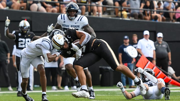 Sep 27, 2025; Nashville, Tennessee, USA; Vanderbilt Commodores tight end Eli Stowers (9) dives into the end zone for a touchdown against the Utah State Aggies during the second half at FirstBank Stadium.
