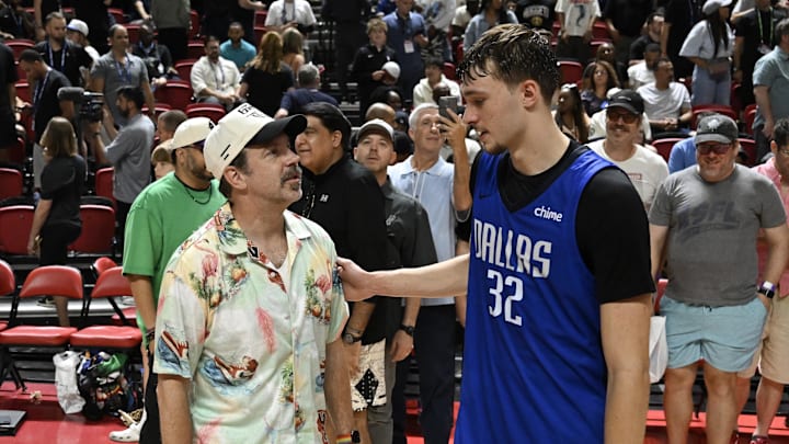Actor Jason Sudeikis speaks with Dallas Mavericks forward Cooper Flagg. Actor Jason Sudeikis speaks with Dallas Mavericks forward Cooper Flagg.