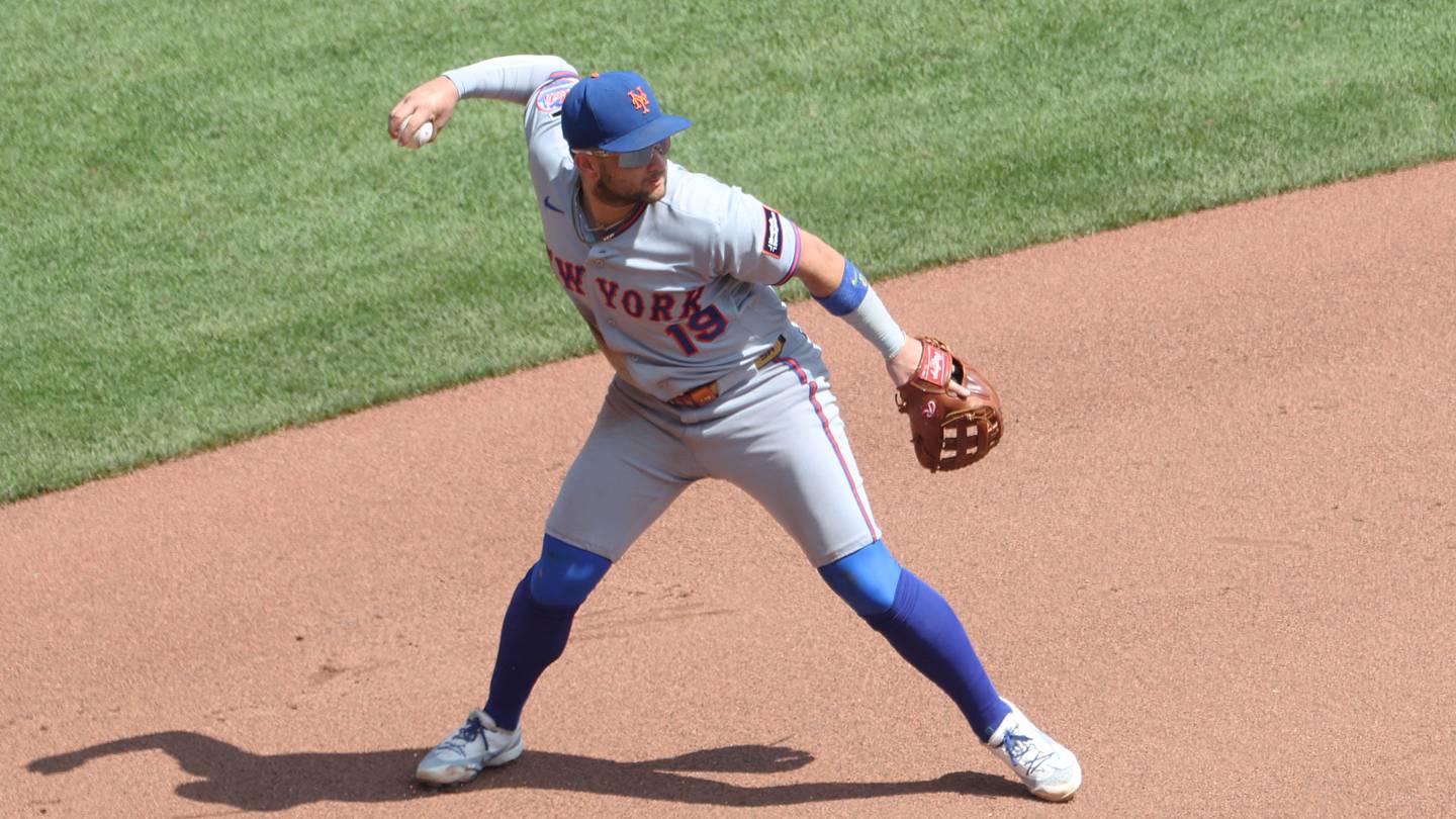 Un giocatore di baseball a terza base, con un campo di gioco e un'azione di lancio, in un'immagine di gioco