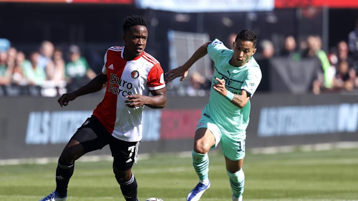 Luis Sinisterra (links)