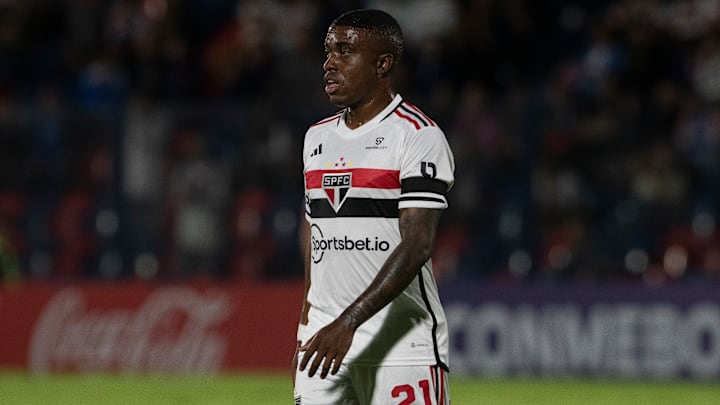 Jhegson Mendez of Sao Paulo looks on during the Copa...