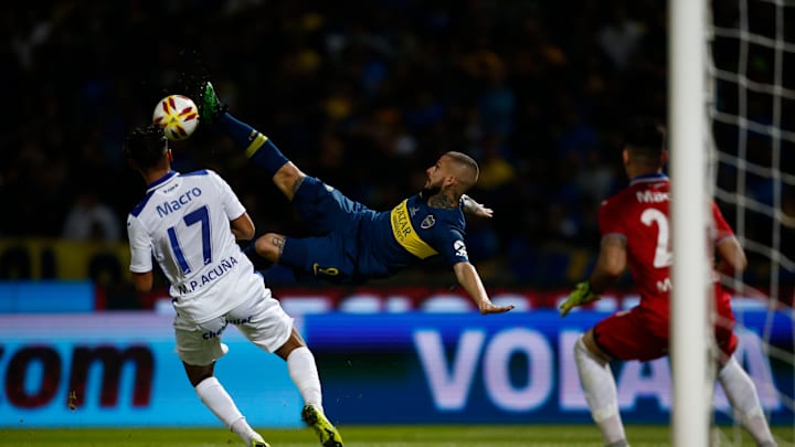 Benedetto ensaya una tijera.