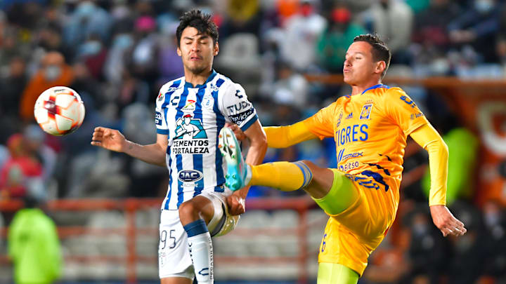 Aceves y Thauvin en la disputa de un balón.