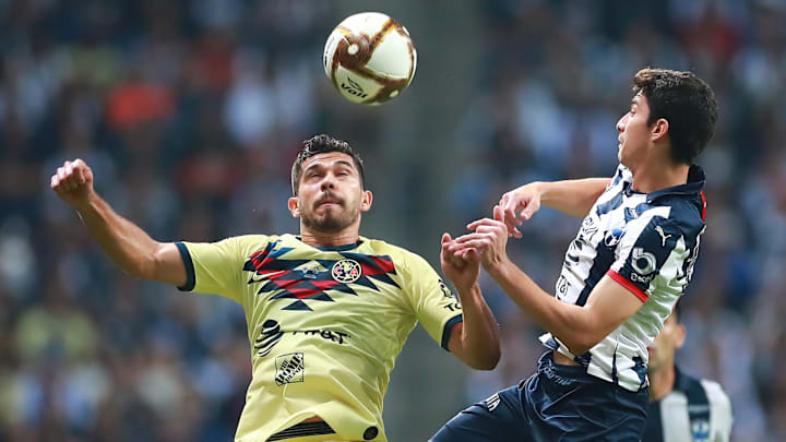 Henry Martín y John Medina disputan un balón.