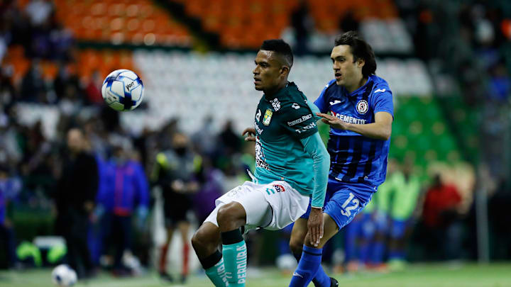 William Tesillo y Jose Martinez disputan un balón.