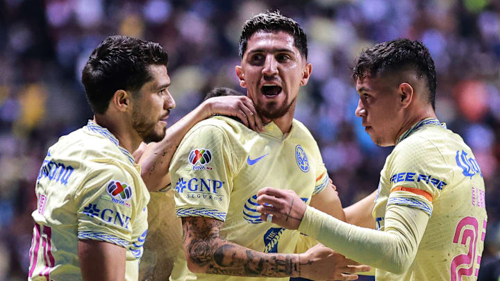 Jugadores del América celebran un gol.