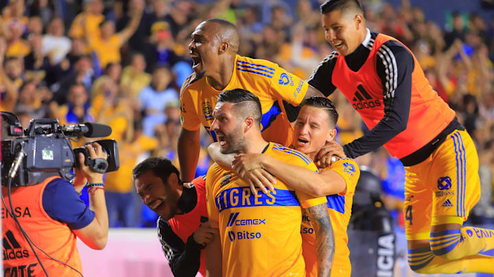 Jugadores de Tigres UANL celebran un gol.